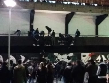 Βίντεο: Οπαδοί του ΠΑΟΚ προσπαθούν να μπουν στο γήπεδο με κάθε τρόπο